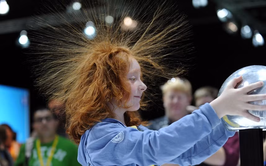 Những hình ảnh ấn tượng trong tuần ảnh 6 A girl participates in the Awesome Hairstyle exhibit during the Shell Eco-marathon Challenge Europe at The Ahoy centre in Rotterdam