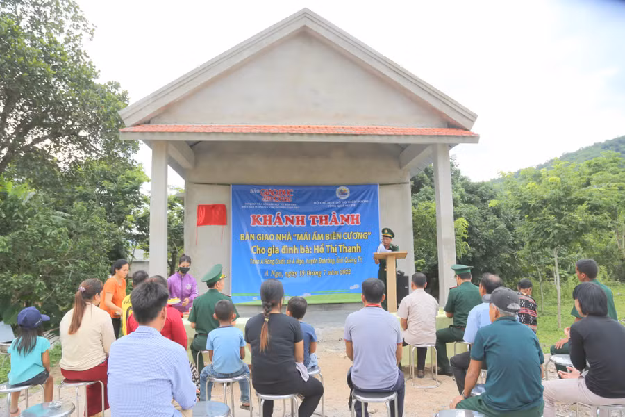 Lễ bàn giao "Mái ấm biên cương" cho bà Hồ Thị Thanh.