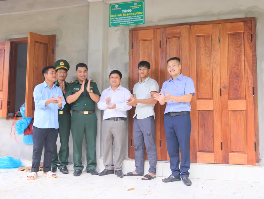 Phóng viên Báo GD&amp;TĐ cùng lãnh đạo Bộ chỉ huy BĐBP tặng nhà cho anh Hồ Văn Cấp.