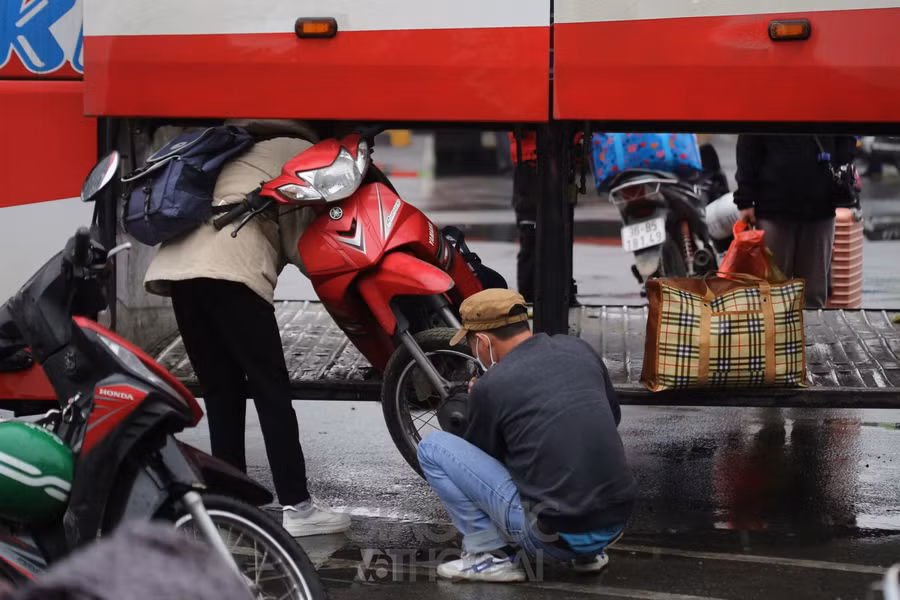 Người dân lỉnh kỉnh đồ đạc quay lại Thủ đô, bến xe vẫn vắng khách ảnh 4