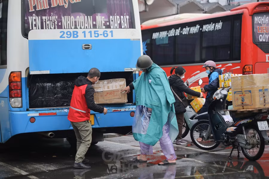 Người dân lỉnh kỉnh đồ đạc quay lại Thủ đô, bến xe vẫn vắng khách ảnh 12