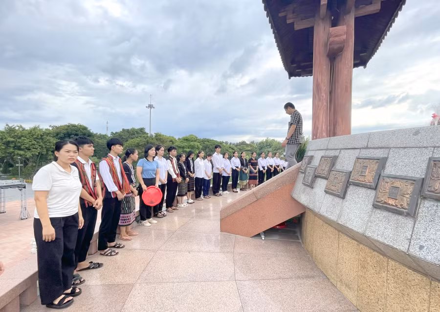 Học sinh Trường Phổ thông dân tộc nội trú tỉnh Quảng Trị dâng hương tại Đài tưởng niệm Thành cổ.
