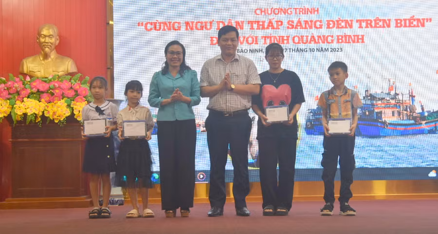 Mỗi suất học bổng dành tặng học sinh trị giá 2 triệu đồng.