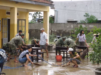 Thầy cô cùng bộ đội vệ sinh bàn ghế đón học sinh (ảnh MH) (Ảnh MH)
