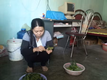 Cô Hạnh chuẩn bị bữa trưa Cô Hạnh chuẩn bị bữa trưa