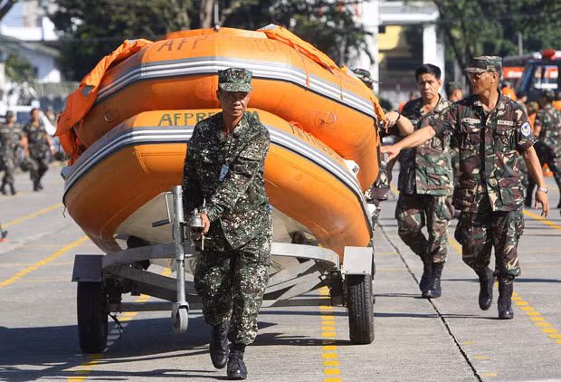 Lụt lội ở Philippines, Thái Lan và Việt Nam trước sức mạnh của Megi ảnh 16 Troops prepare rubber boats to be used for disaster response and rescue missions, during an inspection assembly at military headquarters in Quezon City, east of Manila