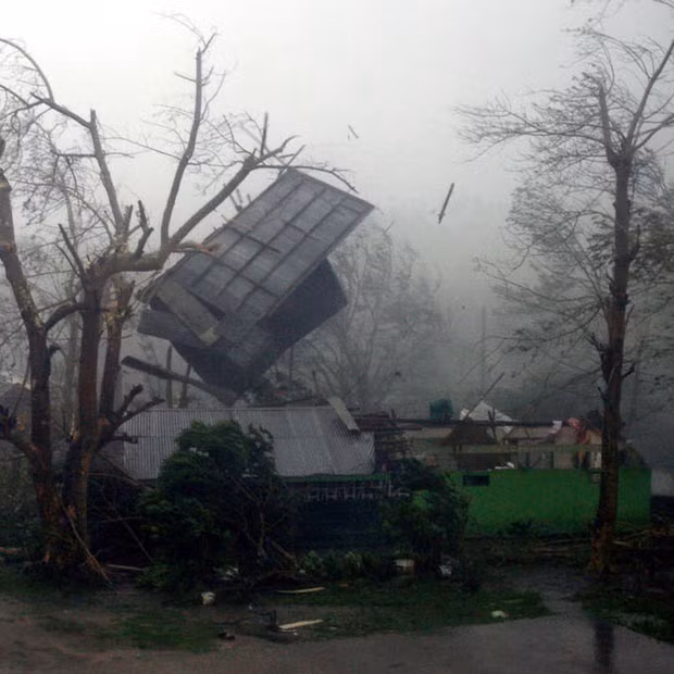Lụt lội ở Philippines, Thái Lan và Việt Nam trước sức mạnh của Megi ảnh 1 The roof flies off a house as super typhoon Megi, known locally as Juan, hits Ilagan City, Isabela province, northern Philippines