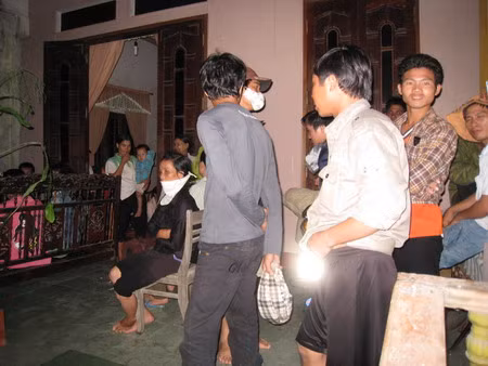 Ngôi nhà nhỏ của chị Trần Thị Xây trở thành ngôi “nhà trọ” ấm áp cho những người đi đường. (ảnh chụp lúc 21giờ 30 ngày 5/10) Ngôi nhà nhỏ của chị Trần Thị Xây trở thành ngôi “nhà trọ” ấm áp cho những người đi đường, ảnh chụp lúc 21giờ 30 ngày 5/10