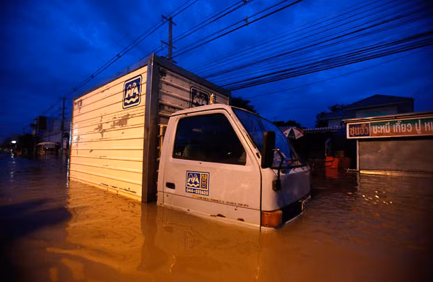 Lụt lội ở Philippines, Thái Lan và Việt Nam trước sức mạnh của Megi ảnh 12 A truck is abandoned at a flooded road in Nakhon Ratchasima province, northeast of Bangkok