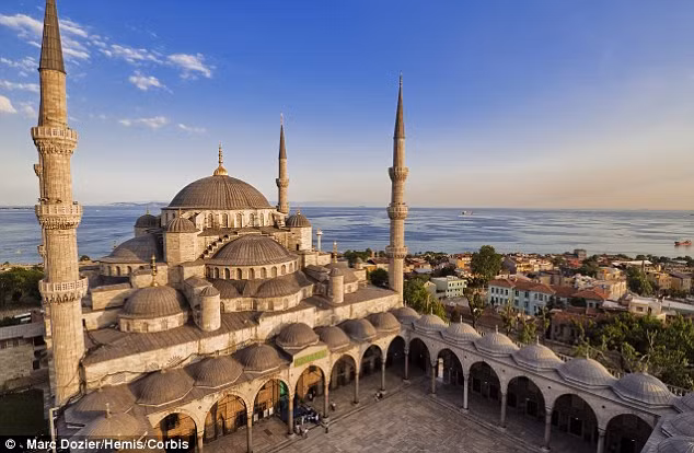 10 công trình hoành tráng nhất hành tinh ảnh 3 3. Công trình Hagia Sophia.