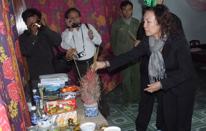 Thứ trưởng Nguyễn Thị Nghĩa đến viếng học sinh Trần Minh Diện, lớp 8A- trường THCS Quảng Thủy bị chết trong nước lũ. Ảnh, gdtd.vn