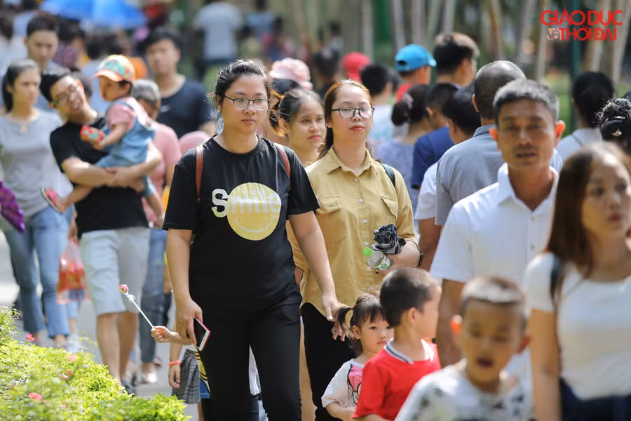 Đến trưa, thời tiết Hà Nội nắng nóng hơn, dòng người đổ về công viên cũng đông hơn.