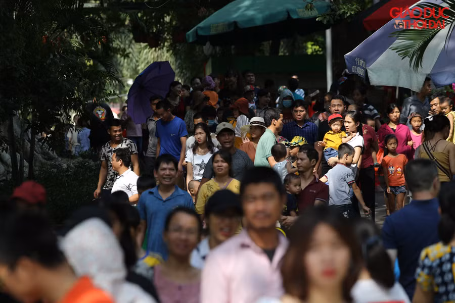 Dòng người trên mỗi lối đi trong công viên ngày càng đông hơn.