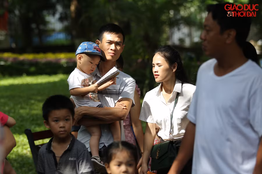 Thời tiết nắng và đông người.