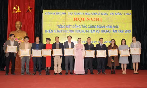 Các tập thể và cá nhân được tuyên dương khen thưởng
