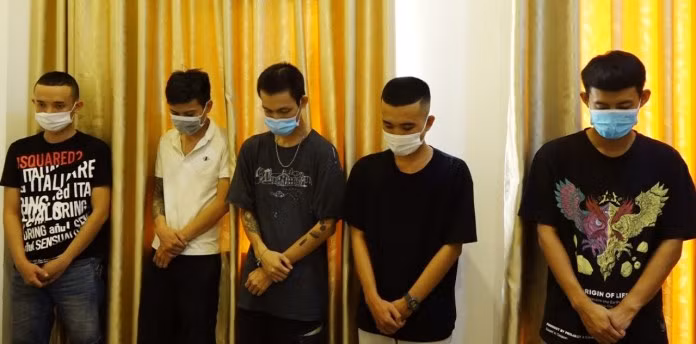 Vào lúc 3h30′, ngày 2/8, Đội Cảnh sát điều tra tội phạm về ma túy Công an TP. Đồng Hới đã phối hợp với Công an phường Hải Thành tiến hành kiểm tra khách sạn PaPa Đồng Hới (có địa chỉ tại đường Trương Pháp, phường Hải Thành). Tại đây, cơ quan chức năng phát hiện, bắt quả tang nhóm 13 đối tượng có hành vi sử dụng trái phép chất ma túy để “bay lắc” tại các phòng 110, 203 và 104.