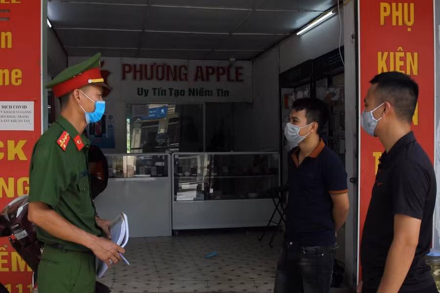 Cơ quan chức năng thu thập thông tin tại hiện trường vụ cướp. Ảnh: Công an Hà Nam.