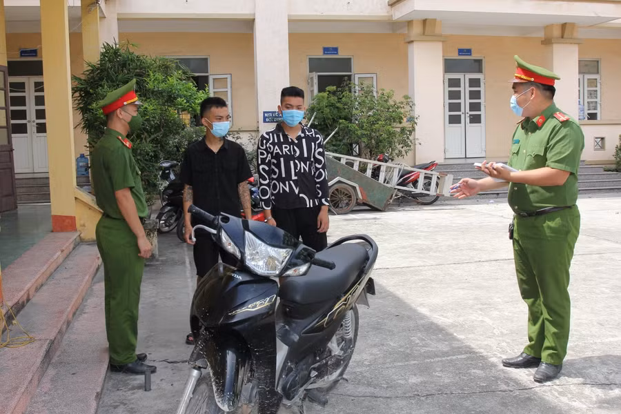 Hai đối tượng thực hiện hành vi cướp tài sản bị bắt giữ. Ảnh: Công an Hà Nam.