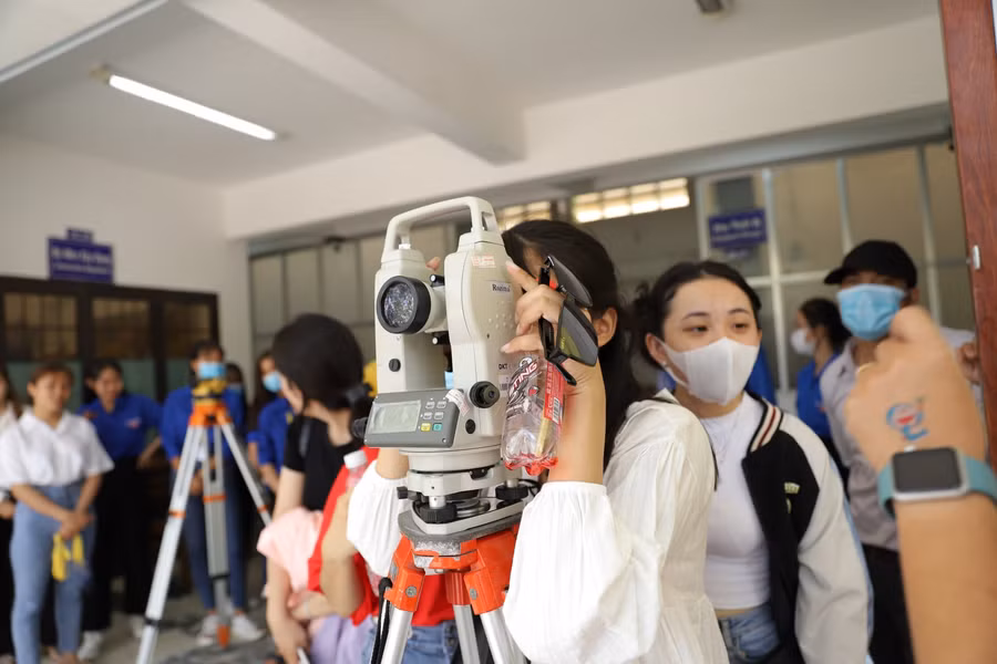 Niềm vui được thử làm sinh viên