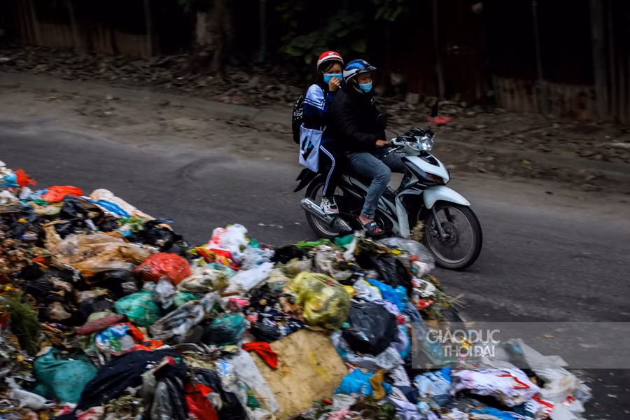 Rác thải tập kết tại khu vực trên gây mất cảnh quan, ô nhiễm môi trường cũng như tiềm ẩn nguy cơ gây mất an toàn giao thông.