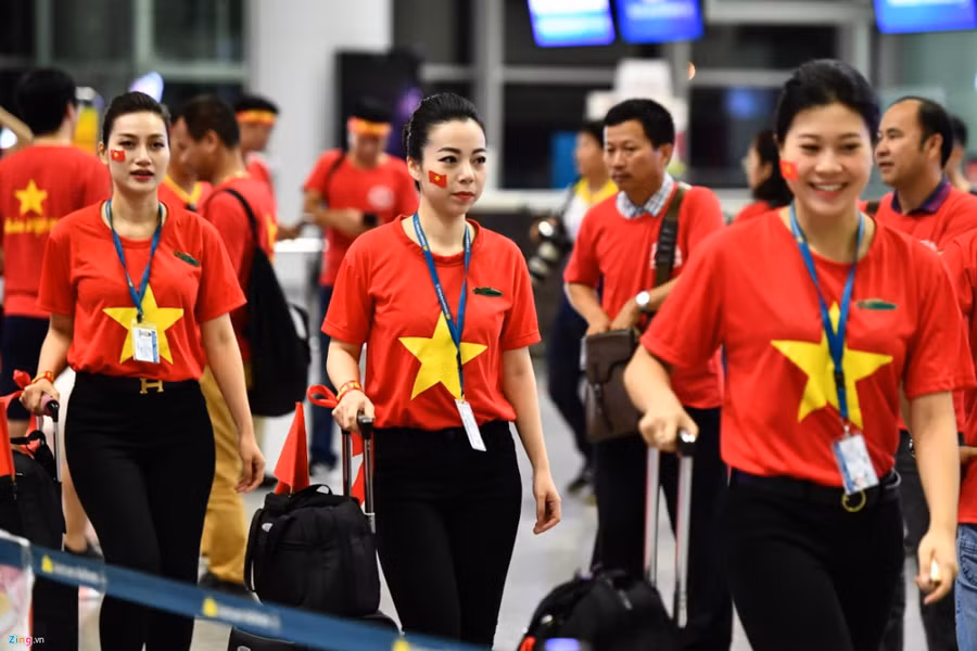 Các tiếp viên hàng không thay vì mặc áo dài truyền thống đã mặc áo cờ đỏ sao vàng. Ảnh: zing.vn