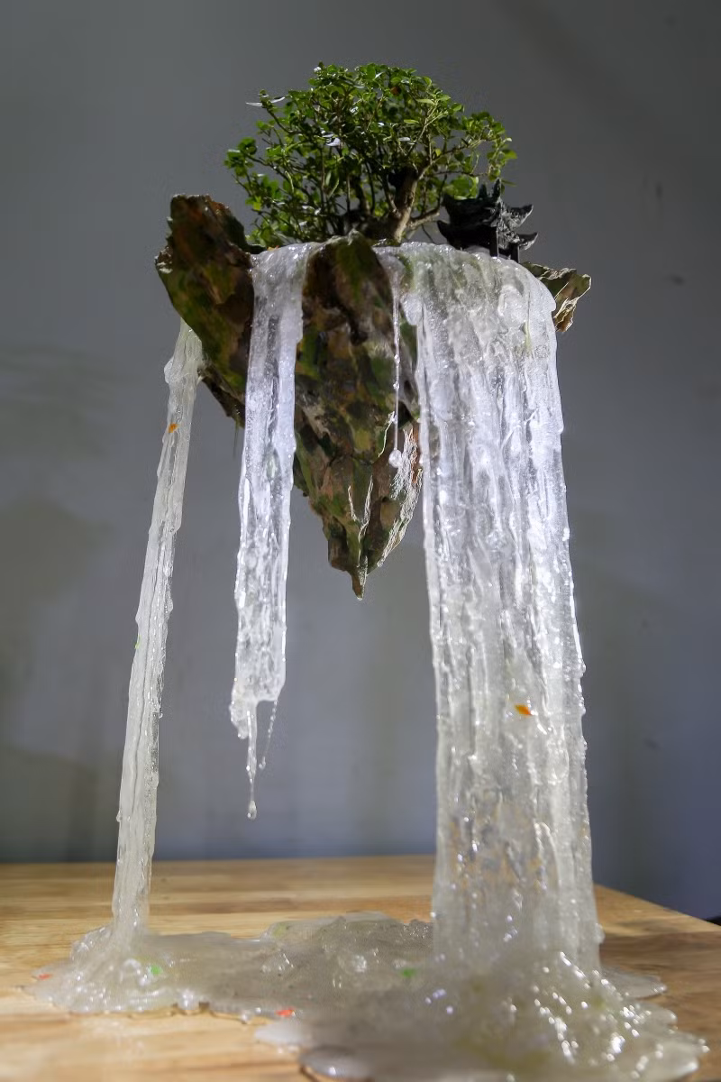 Bình thường tiểu cảnh nhỏ chỉ cần đổ một thác nước là chịu lực được nhưng “đảo bay” có đá nặng nên cần 2 thác nước bằng keo.
