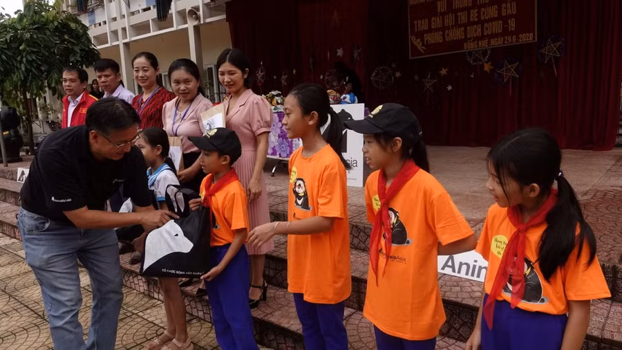 TS Tuấn Bendixsen trao thưởng cho các học sinh đạt giải.