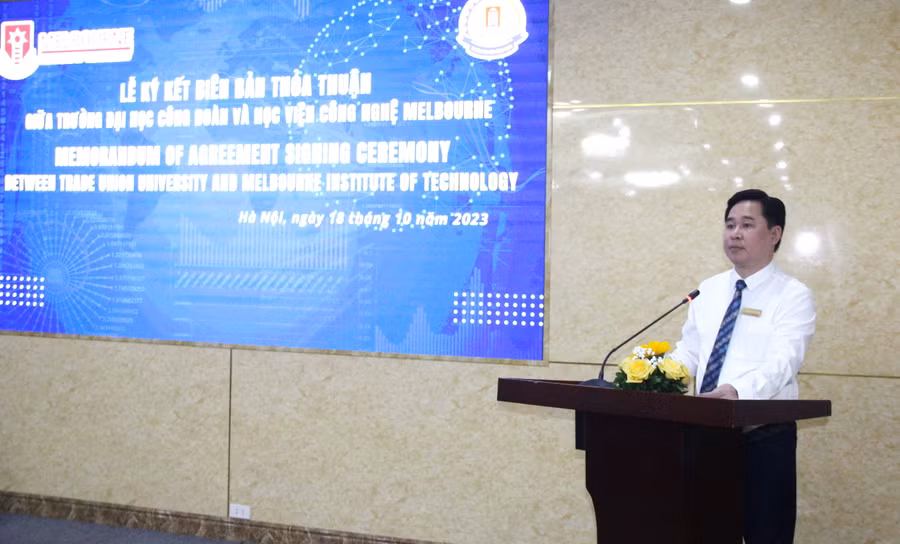 PGS.TS Lê Mạnh Hùng – Hiệu trưởng Trường ĐH Công đoàn phát biểu tại buổi lễ. PGS.TS Lê Mạnh Hùng – Hiệu trưởng Trường ĐH Công đoàn phát biểu tại buổi lễ.