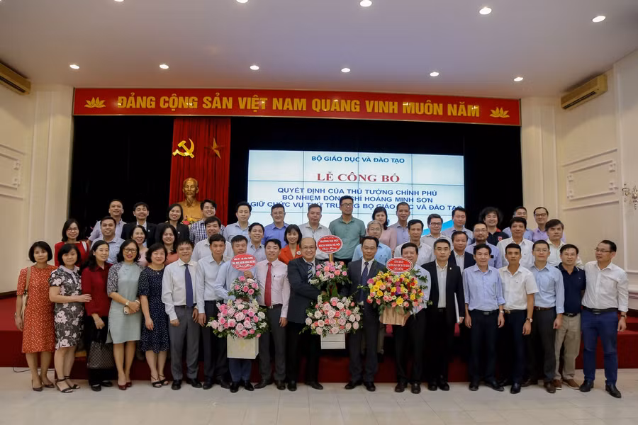 Các đơn vị tặng hoa chúc mừng tân Thứ trưởng