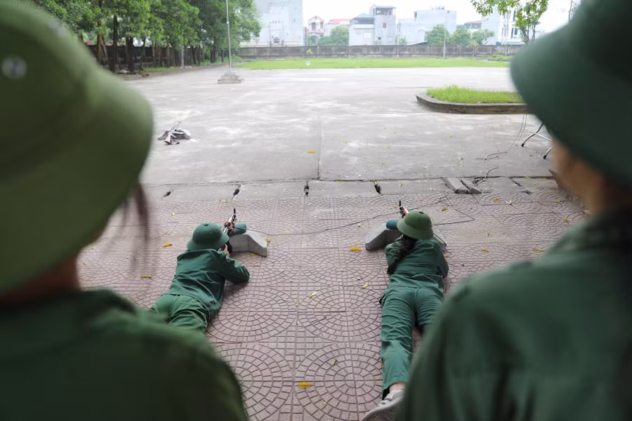 Nữ sinh thực hành kỹ thuật nằm bắn súng.