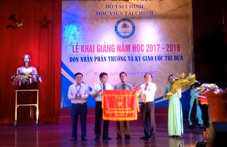 Lãnh đạo Học viện đón nhận cờ thi đua của Chính phủ