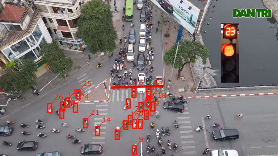 Gần 90 phương tiện vượt đèn đỏ trong chưa đầy 2 phút. Ảnh cắt từ clip