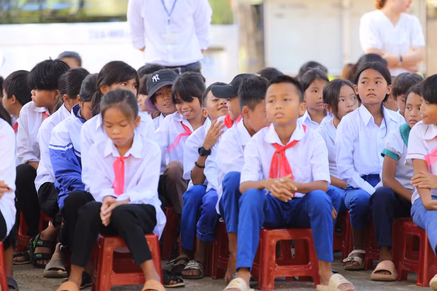 Học sinh vùng khó khăn trong ngày tựu trường.