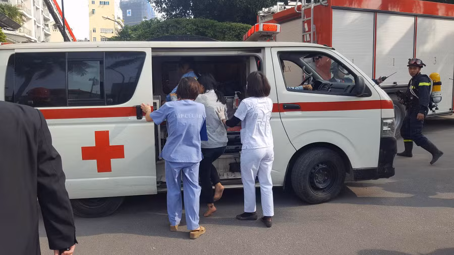 4 xe cấp cứu được điều tới hiện trường. Ảnh: Vietnamnet