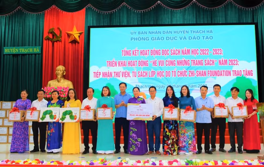 Tổ chức Zhi-Shan Foundation đã trao biểu trưng số tiền 555 triệu đồng hỗ trợ thiết lập 3 thư viện thân thiện và 95 tủ sách cùng tài liệu cho ngành Giáo dục huyện Thạch Hà. Tổ chức Zhi-Shan Foundation đã trao biểu trưng số tiền 555 triệu đồng hỗ trợ thiết lập 3 thư viện thân thiện và 95 tủ sách cùng tài liệu cho ngành Giáo dục huyện Thạch Hà.