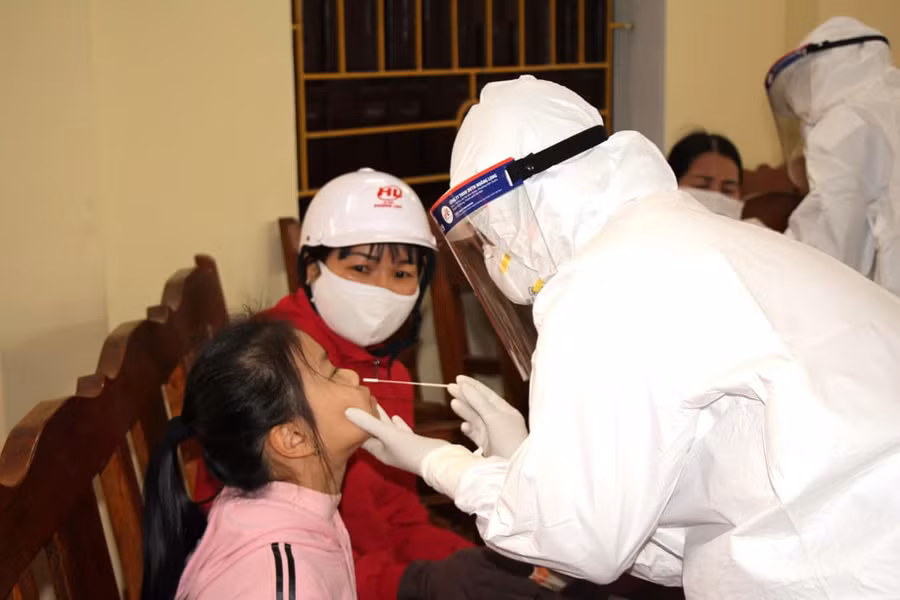 Lấy mẫu xét nghiệm Covid-19 cho học sinh ở Hải Dương. Ảnh: BYT