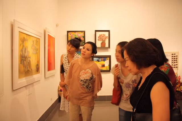 Khách thưởng lãm tranh tại triển lãm Khách thăm quan