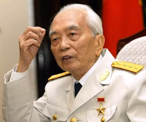 Đại tướng Võ Nguyên Giáp phát biểu tại một hội nghị năm 2004