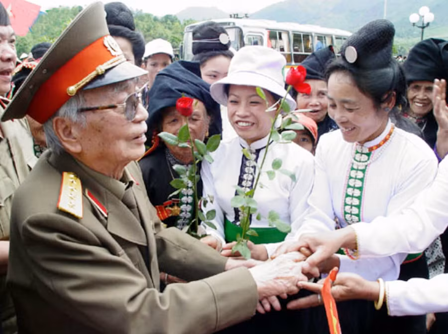 Những cái bắt tay thật chặt với đồng bào địa phương trong lần trở về Điện Biên cuối cùng của Đại tướng