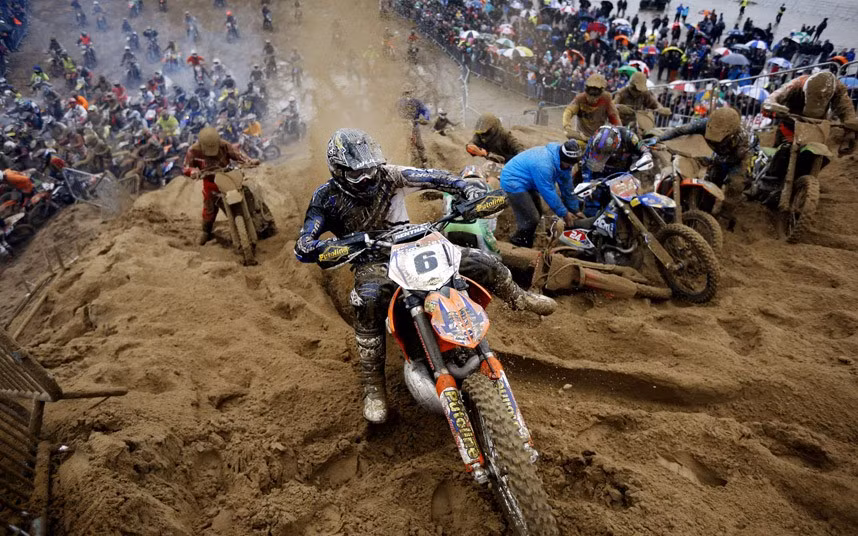 Ryan Staveley điều khiển chiếc xe KTM của mình trong cuộc đua xe trên bờ biển Weston 2013 RHL (Anh) Ryan Staveley rides his KTM up dune 18 during the main race of the 2013 RHL Weston beach race in Weston-Super-Mare, southwest England.