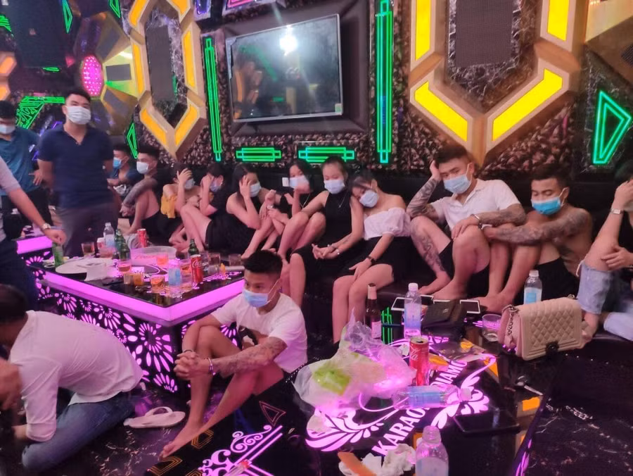 Nhóm đối tượng sử dụng ma túy trong quán karaoke. Ảnh: Công an Phú Thọ.