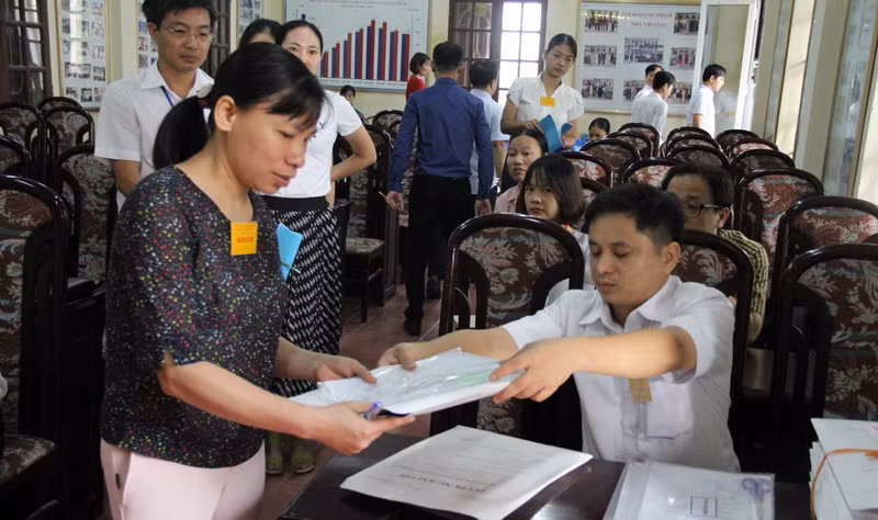 Cán bộ coi thi nhận hồ sơ thí sinh của phòng mình