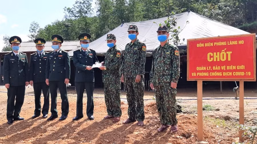 Lãnh đạo Bộ Chỉ huy biểu dương tinh thần, trách nhiệm của các cán bộ chiến sỹ đang căng mình chống dịch vùng biên giới