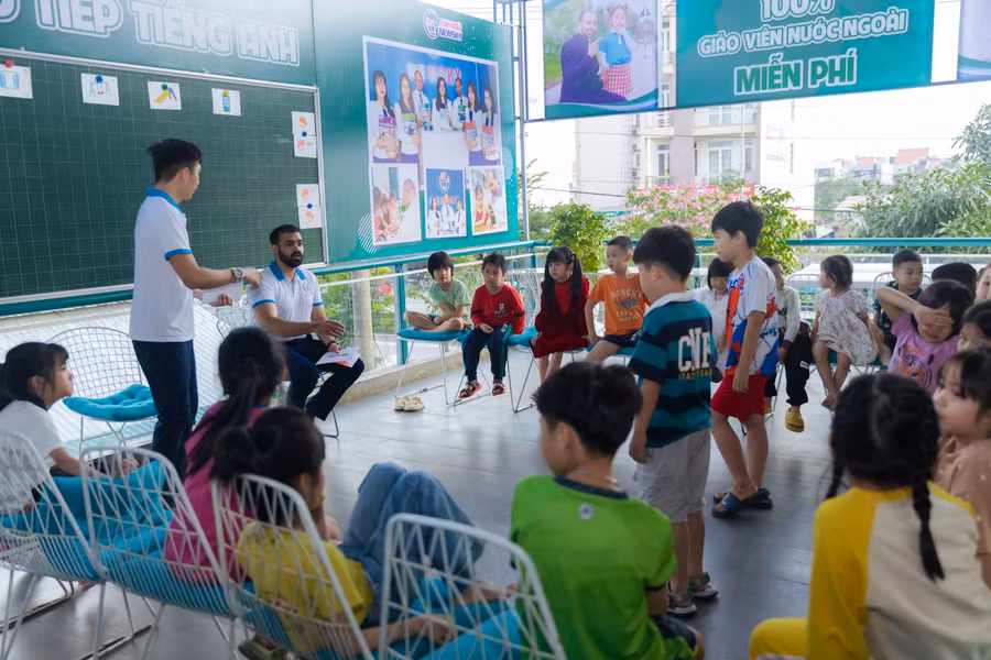 Học sinh có cơ hội thực hành giao tiếp bằng tiếng Anh với người nước ngoài.