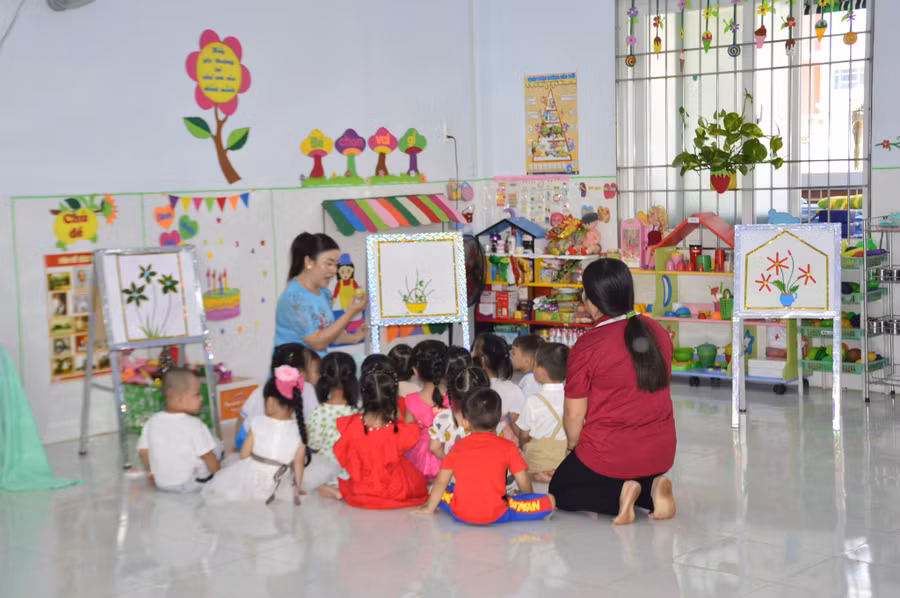 Vấn đề đặt ra cho việc bồi dưỡng giáo viên mầm non đáp ứng yêu cầu mới.