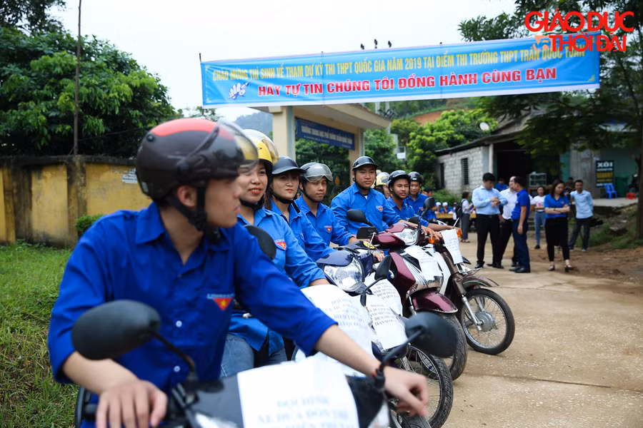 Thái Nguyên: Dàn “siêu xe ôm”áo xanh chở thí sinh đến điểm thi 