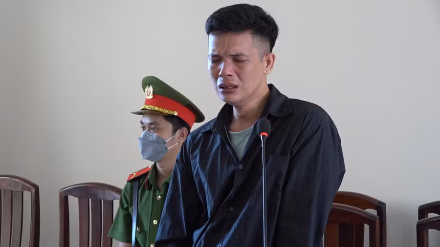 Đối tượng Nhì bật khóc nức nở tại phiên toà xét xử trước việc sát hại con ruột của mình.