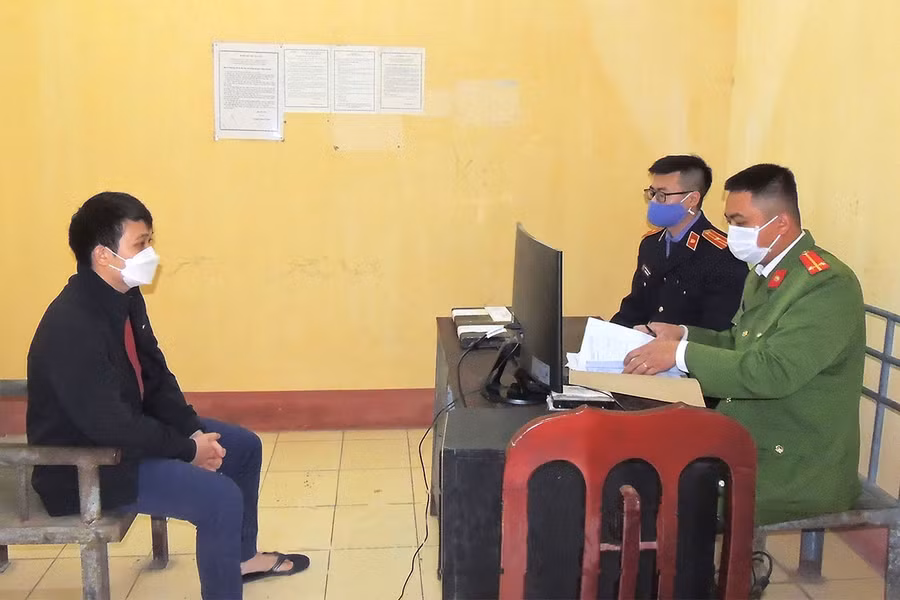 Đối tượng Nguyễn Hoàng Huy làm việc với cơ quan chức năng.