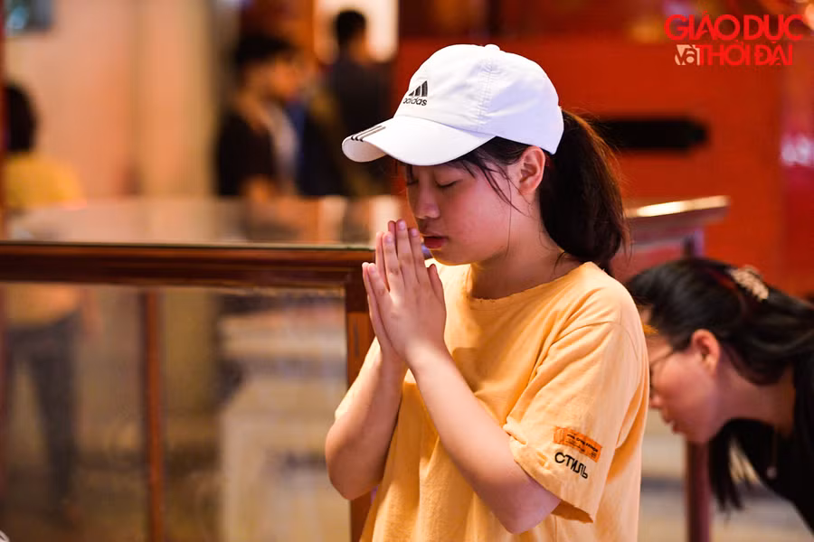 Bàn thờ đức Khổng Tử trong chính điện Đại Thành là nơi thu hút đông đảo nhất các thí sinh đến khấn vái, tỏ lòng thành kính, gửi gắm ước nguyện đăng khoa