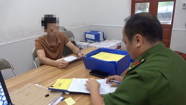 L.V.Q. làm việc với cơ quan chức năng.